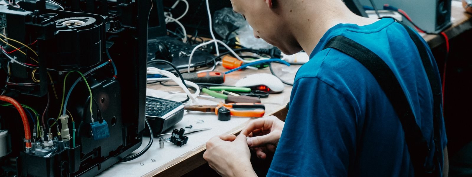 Laptop Ngadat? Servisin Aja 🔧